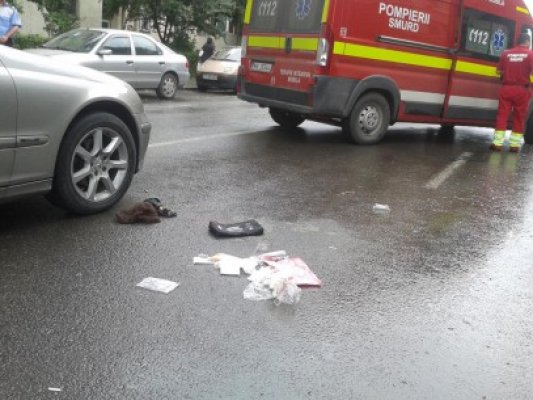 Sânge pe asfalt: o vârstnică a făcut slalom printre maşini şi a fost lovită în plin